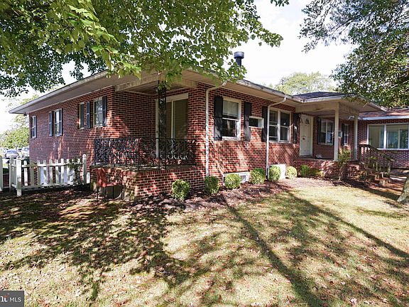 4th image of 301 N Park Dr
