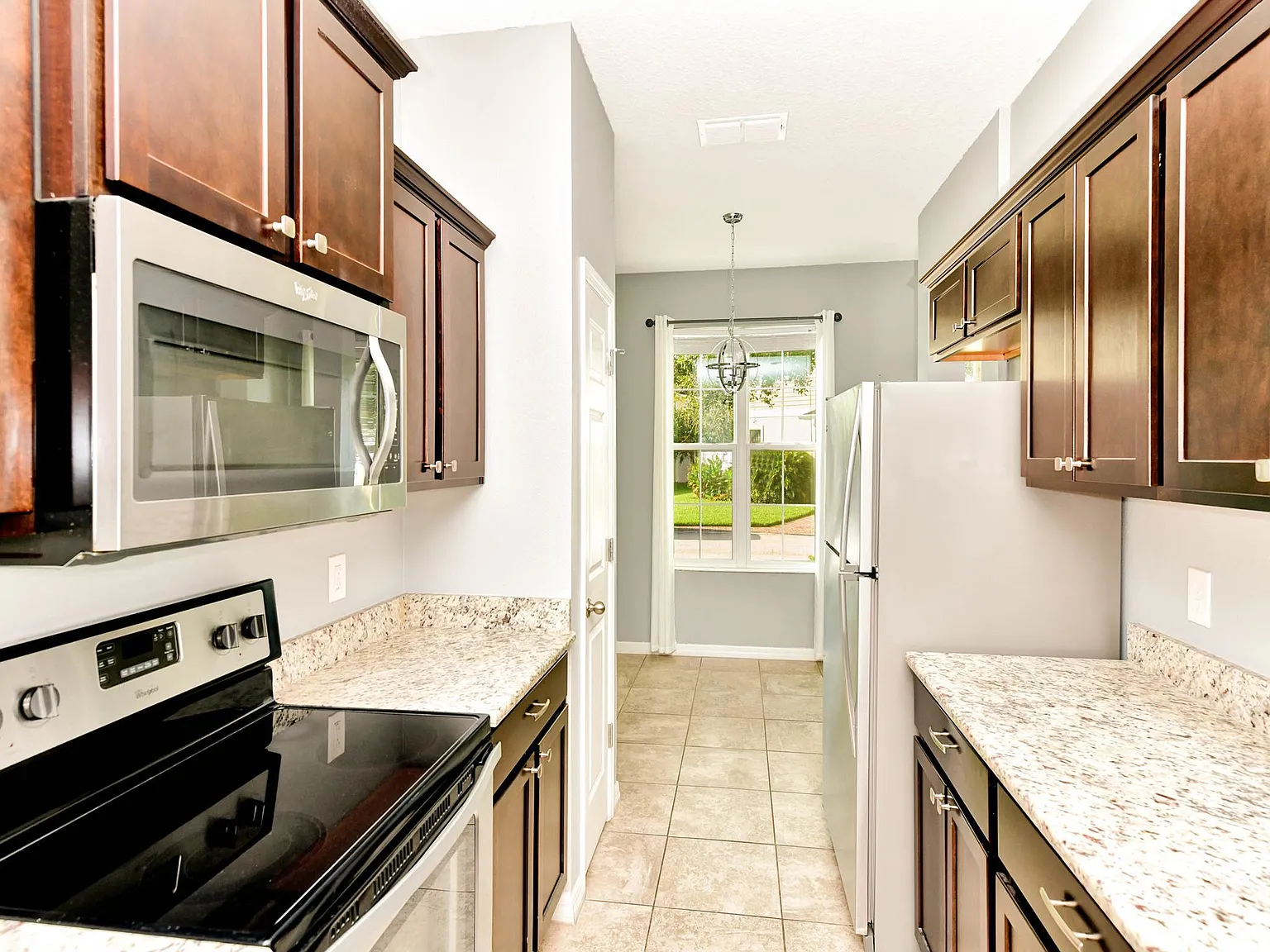 3 bed, 2.5 bath, 2010 sqft, $2,200 — Photo 4