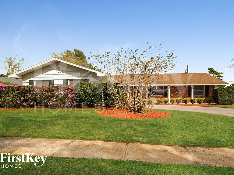504 Saint Dunstan Way — Photo 3