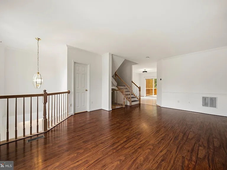 25251 Dunvegan Sq — Photo 8