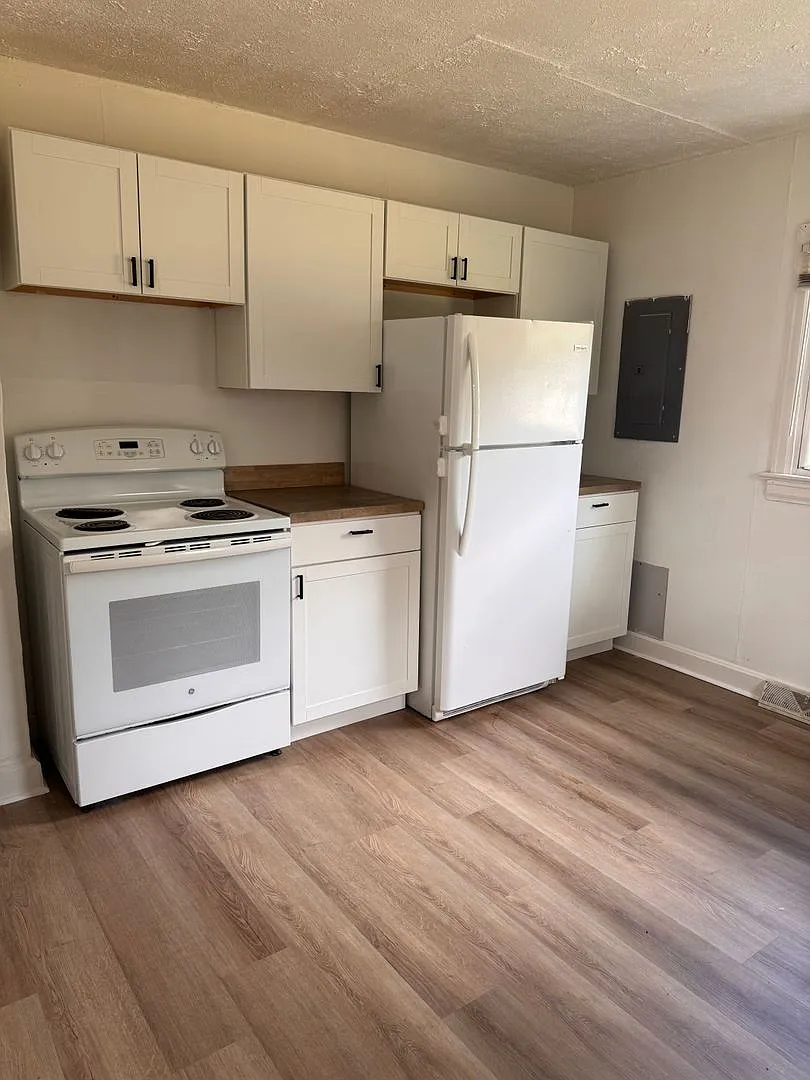 2 Bedroom || 1 Bathroom Single Family Home — Photo 3
