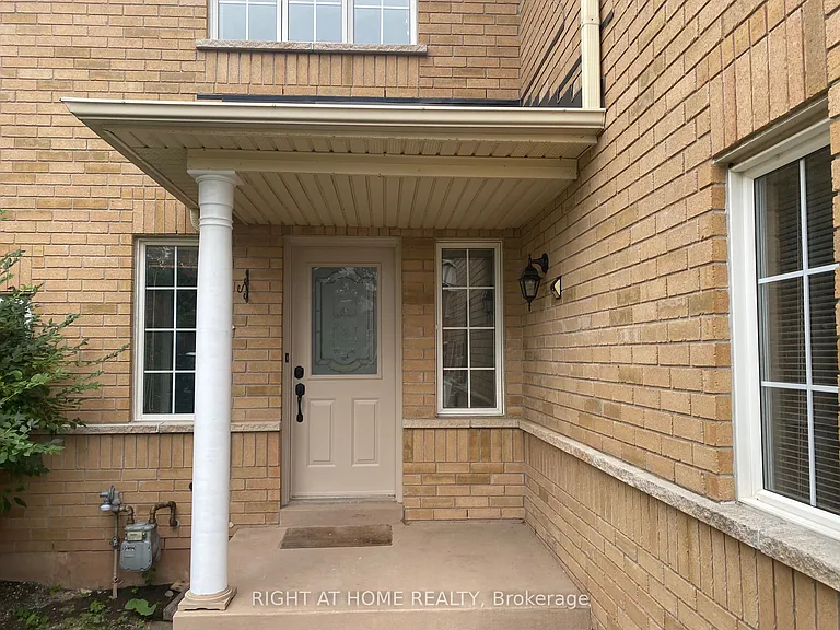 2351 Newcastle Cres — Photo 2