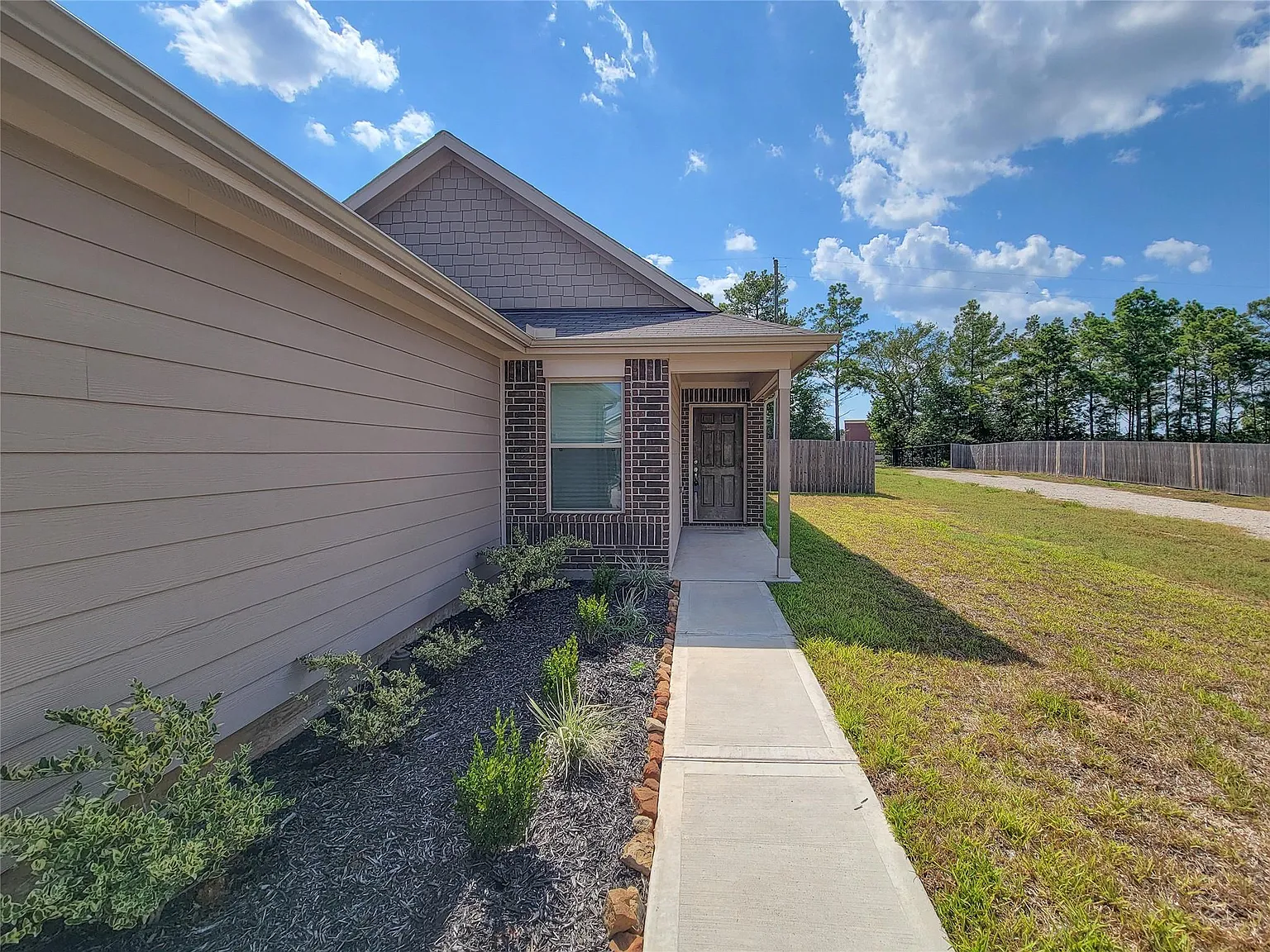 3 bed, 2.0 bath, 1196 sqft, $1,795 — Photo 2