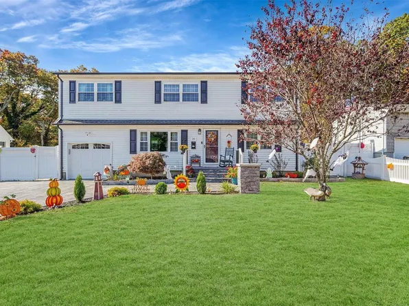20 Center Street, Ronkonkoma, NY 11779