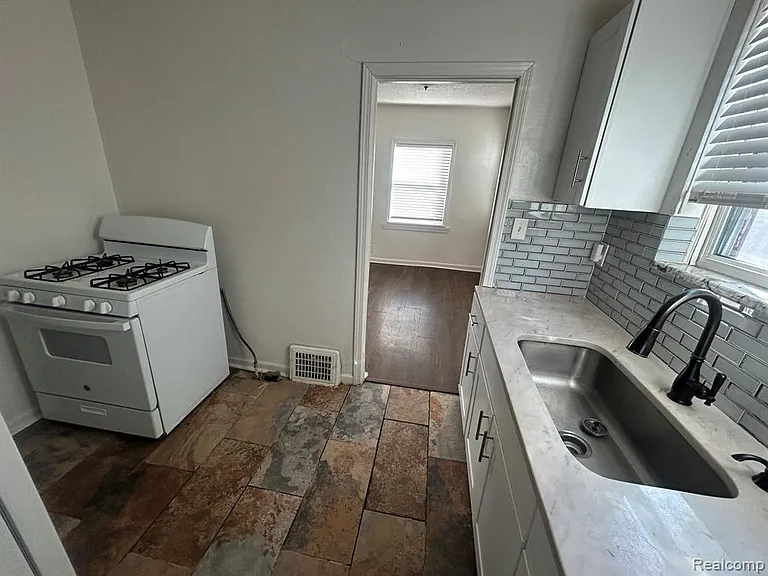 5081 Wayburn St — Photo 8