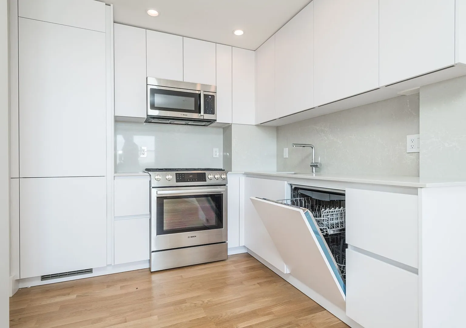 Beautiful condo next to Carson Beach with Move in Specials — Photo 1