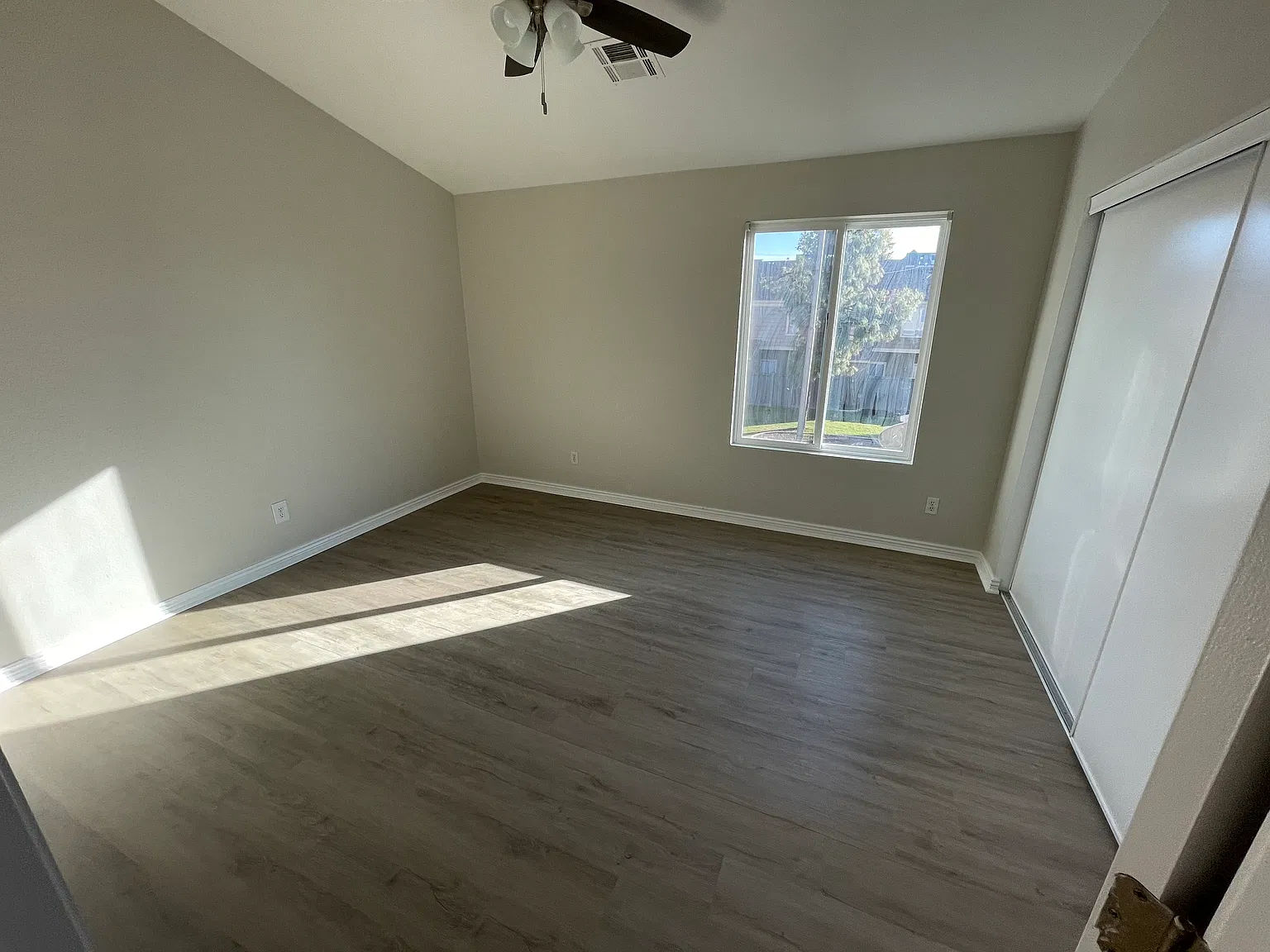 2 bed, 1.5 bath, 1056 sqft, $1,400 — Photo 4