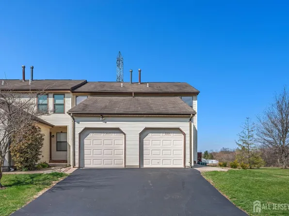 233 Spruce Ct, Flemington, NJ 08822