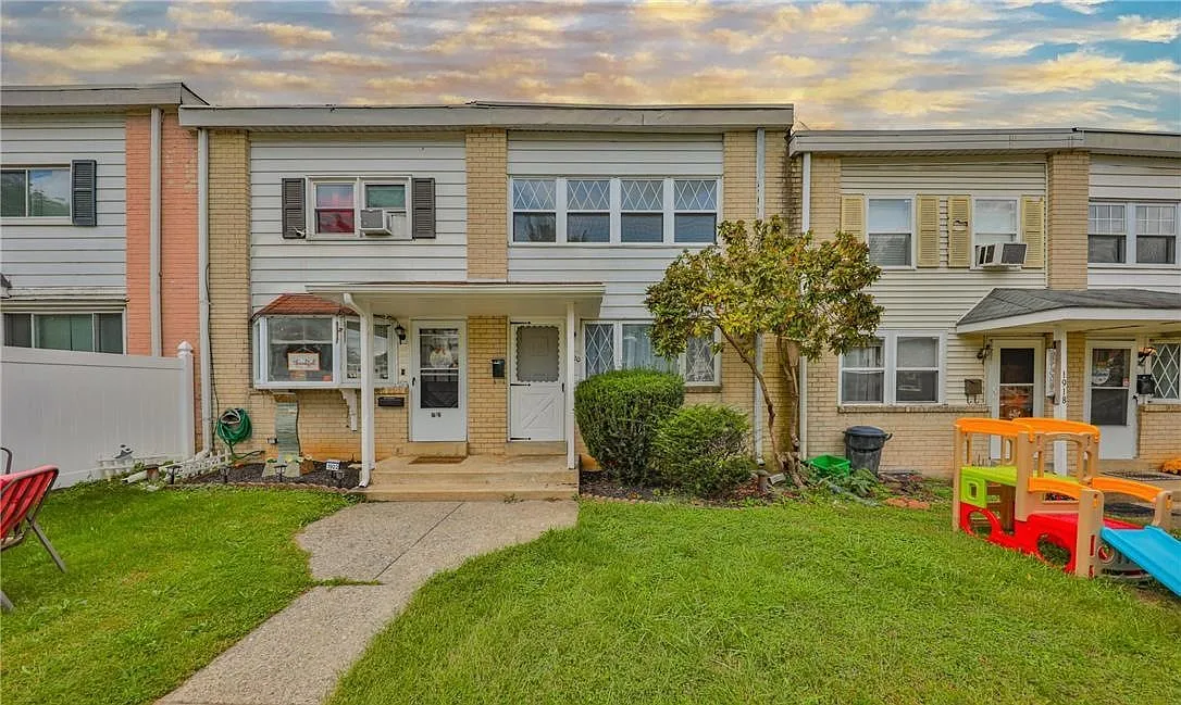 3 bed, 1.5 bath, 1402 sqft, $2,000 — Photo 1
