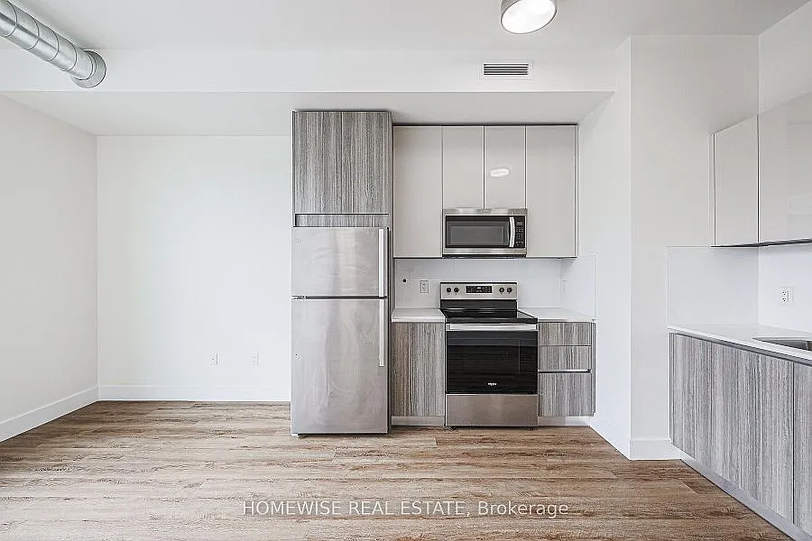 3020 Dundas — Photo 4
