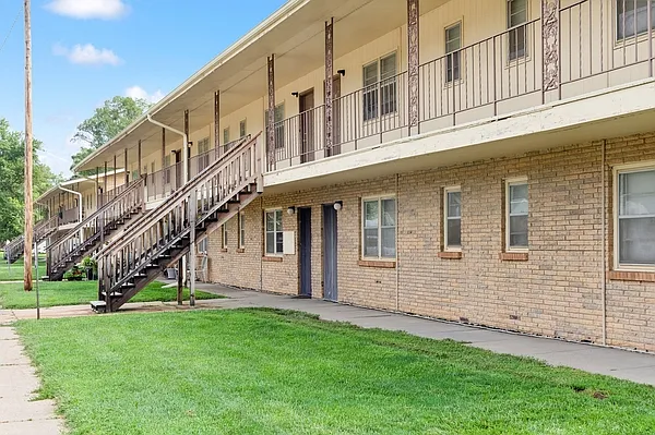 Bellevue Gardens Apartments — Photo 14