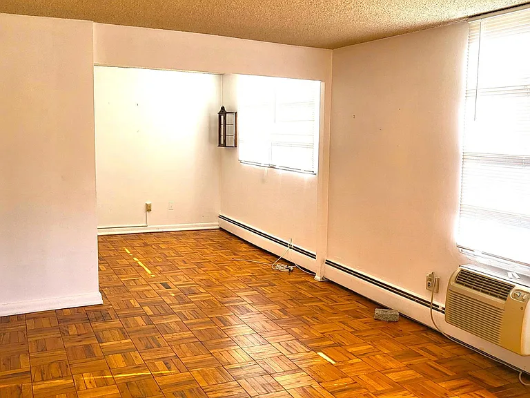 Den or 2nd bed area