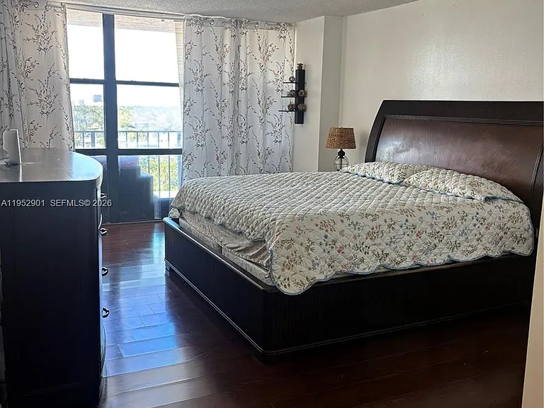 800 Parkview Dr #823 — Photo 8
