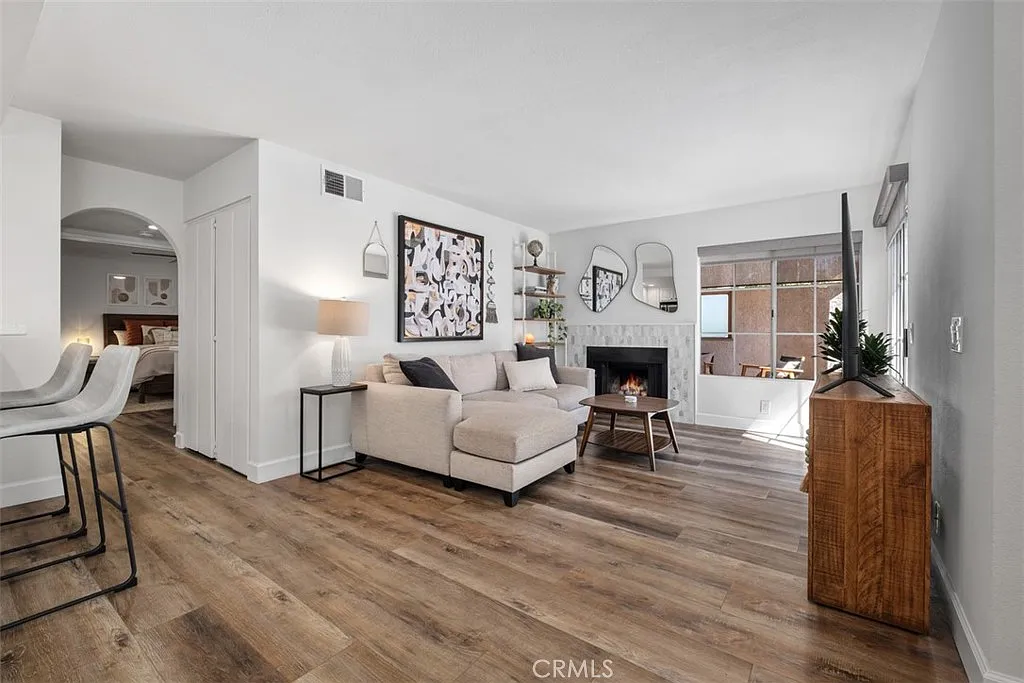 2 bed, 988 sqft, $3,400 — Photo 2