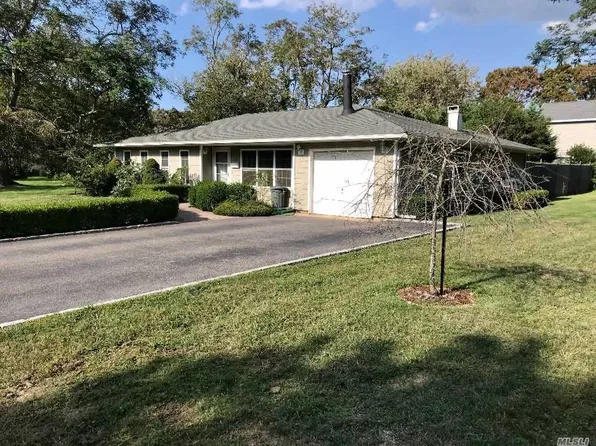 11 Maplewood Dr, Bellport Village, NY 11713