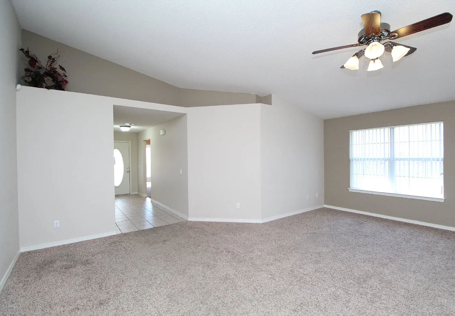 3 bed, 2.0 bath, 1735 sqft, $1,800 — Photo 2