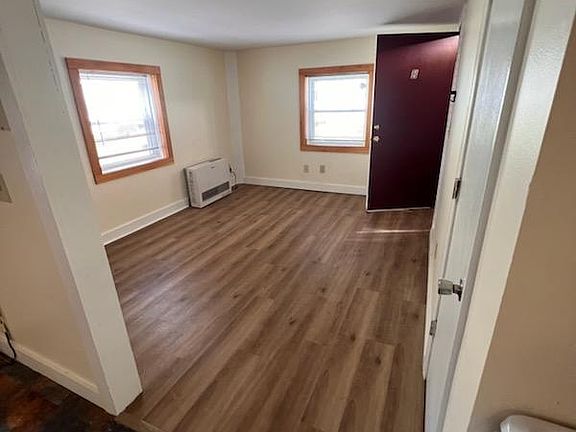 3rd image of 14 Hoyt Ln #14B