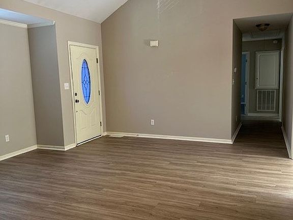 4th image of 305 Towbridge Ln