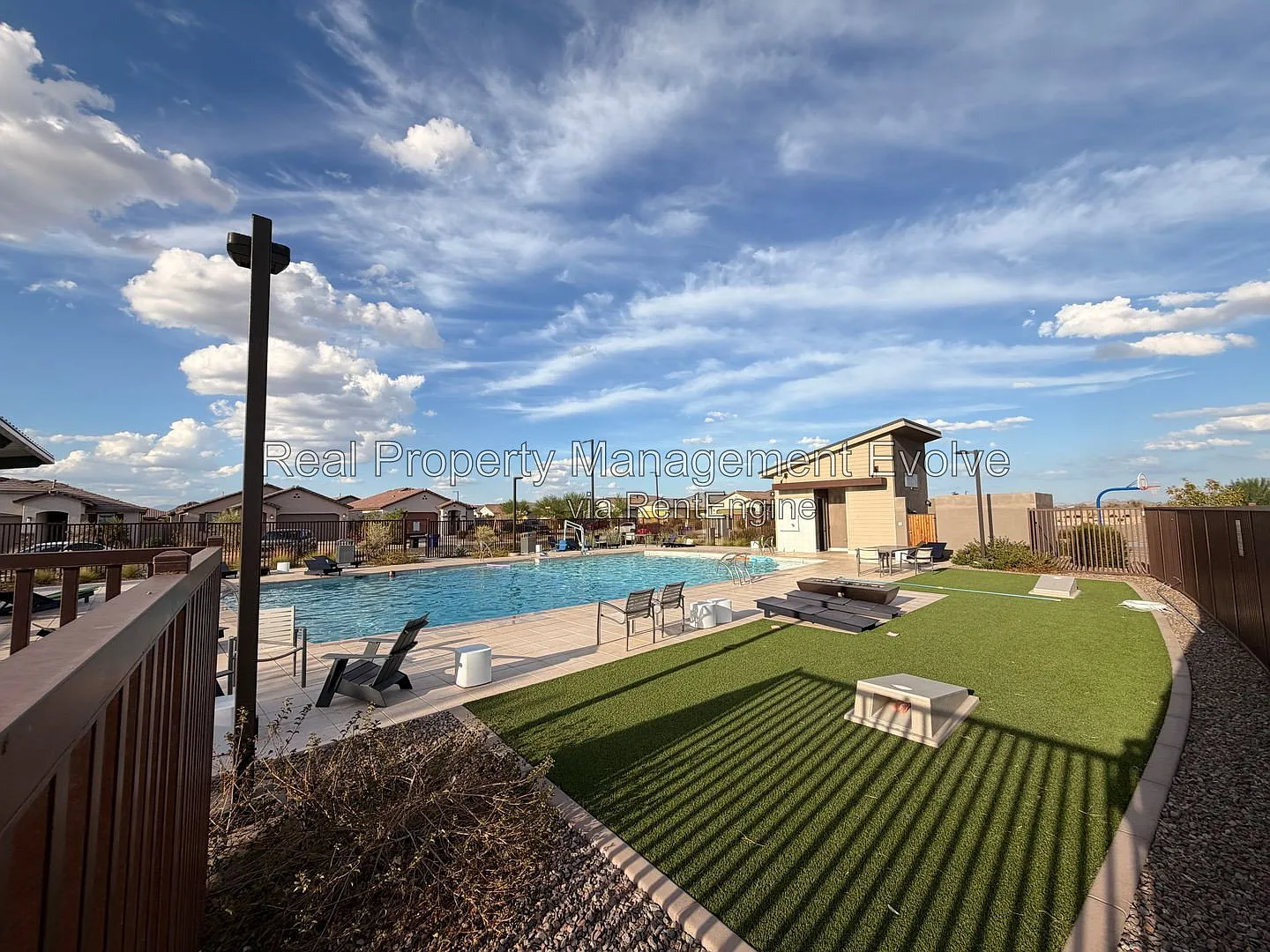 3 bed, 2.0 bath, 1411 sqft, $2,000 — Photo 3