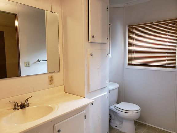 Master bathroom (1/2)