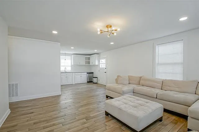 2 bed, 1.0 bath, 961 sqft, $1,800 — Photo 4