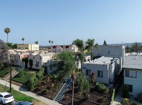 Cozy 1 Bedroom Apartment in Los Angeles! New Appliances, In-Unit Laundry, and a Convenient Location!