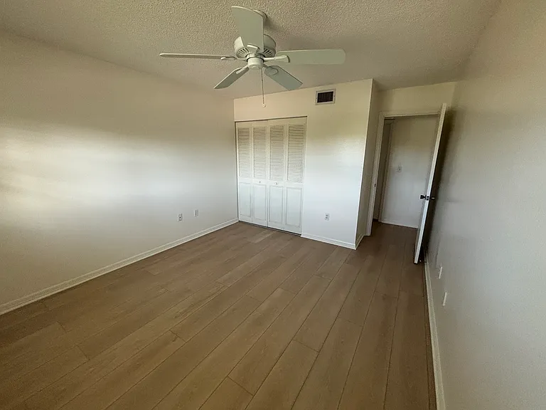Second bedroom (11' x 12'5")