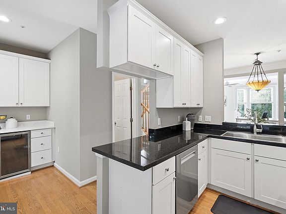 4th image of 3298 Mount Vernon Ave