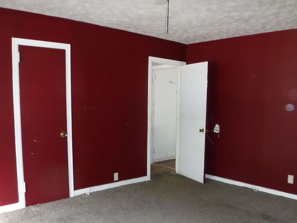 2nd image of 2136 Thomas Ave