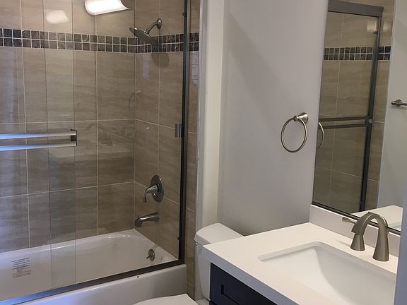 Example of finishes in the guest bathroom.