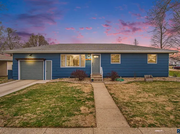 636 SE 4th St, Madison, SD 57042