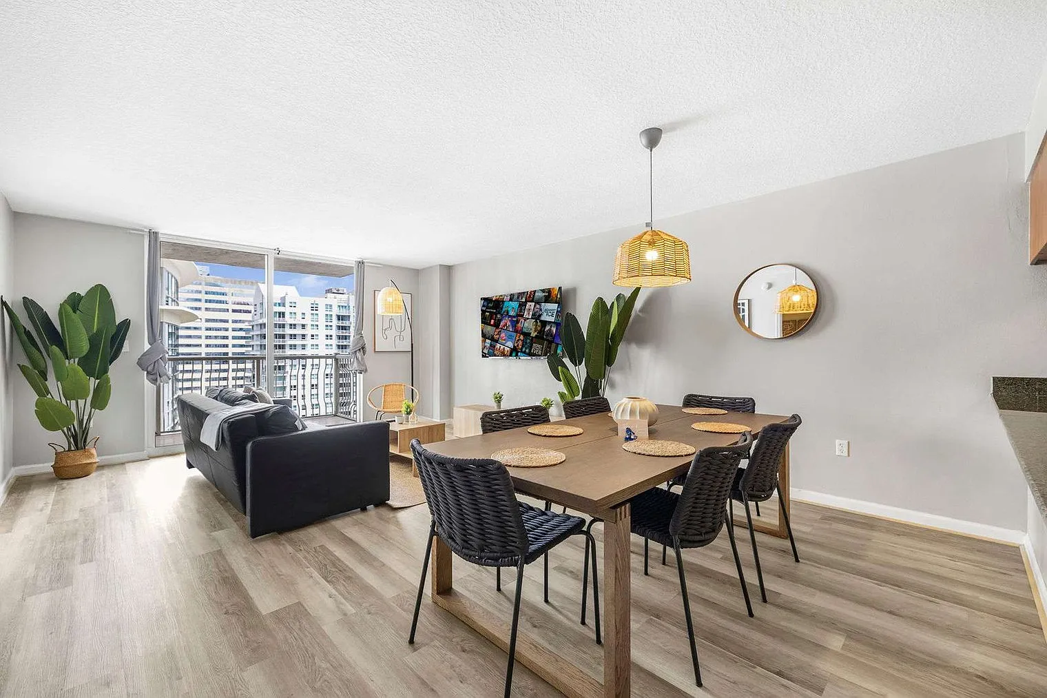 2 bed, 1.0 bath, 818 sqft, $3,830 — Photo 3