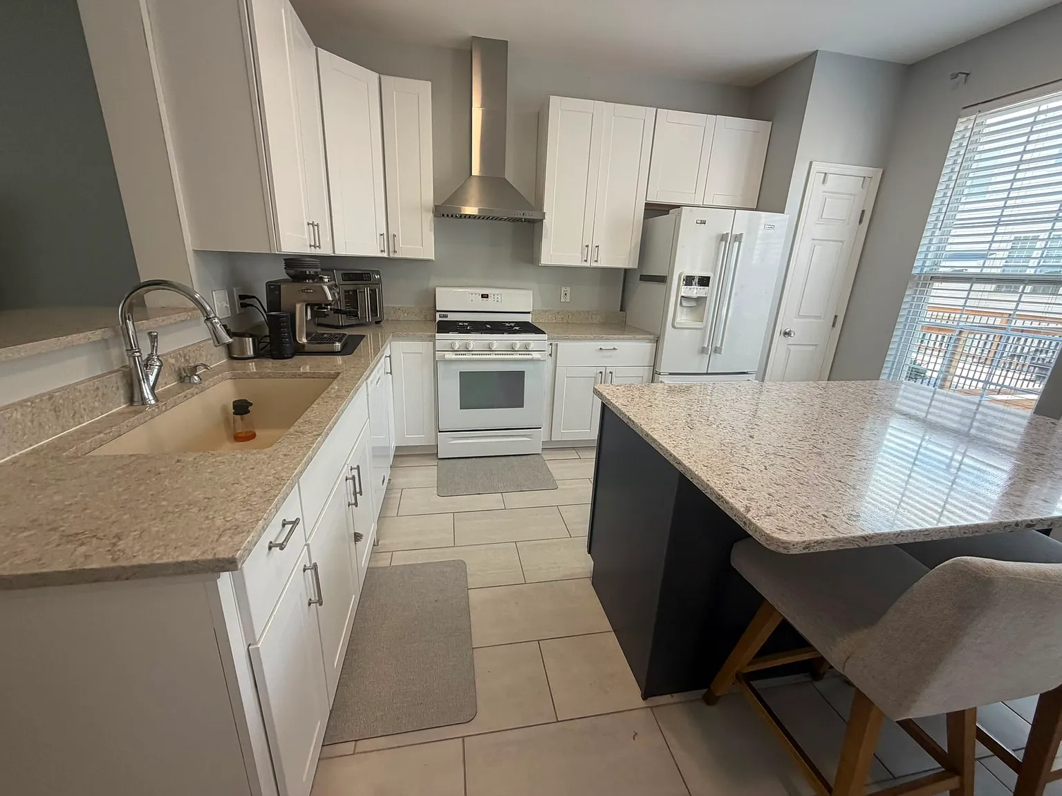 3 bed, 1400 sqft, $2,975 — Photo 2