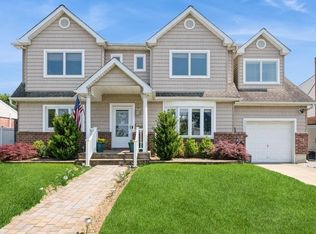 2716 Sheila Ct, East Meadow, NY 11554