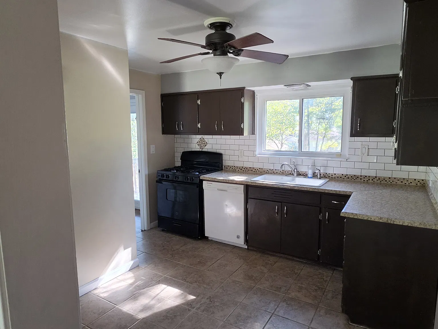 3 bed, 1200 sqft, $1,475 — Photo 2