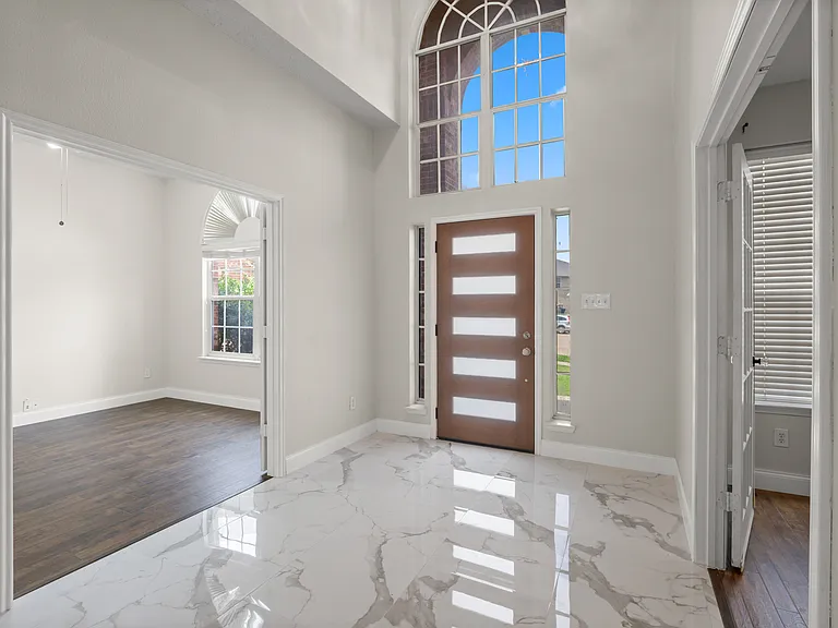 2318 Hillgrove Ct — Photo 2