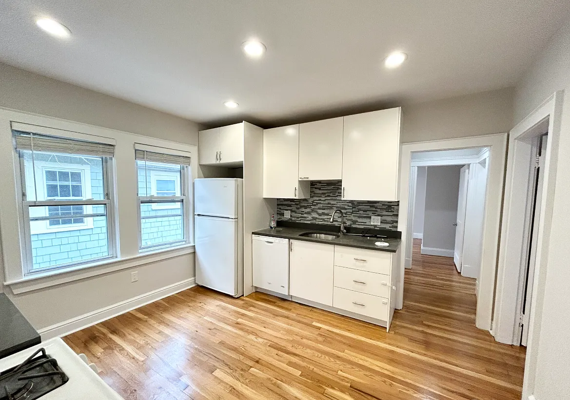 4 bed, 9999 sqft, $3,800 — Photo 2