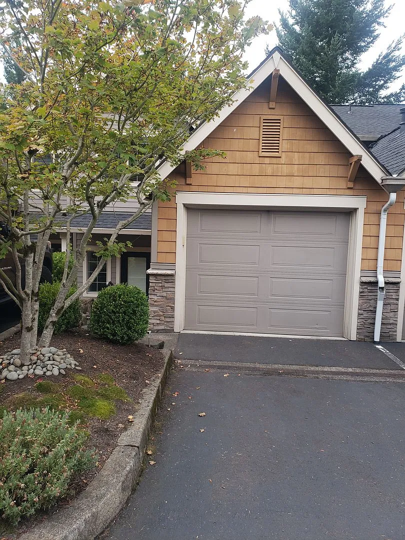 Lake Oswego Townhouse in Wooded Setting — Photo 2