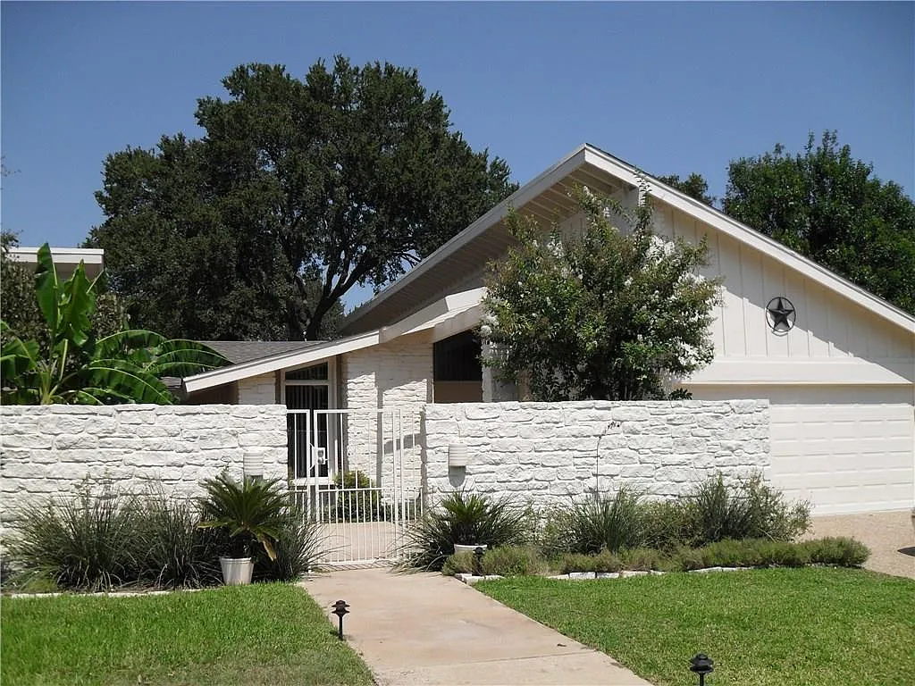 4 bed, 2.5 bath, 2354 sqft, $6,500 — Photo 1