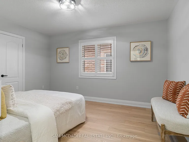 573 Settlers Rd W — Photo 20