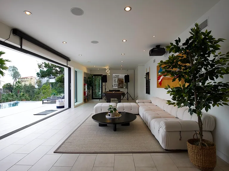2260 Maravilla Dr — Photo 15
