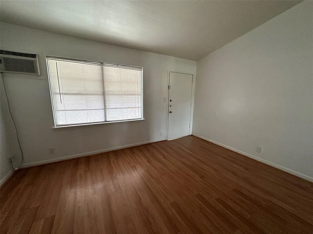 1 bed, 700 sqft, $995 — Photo 3