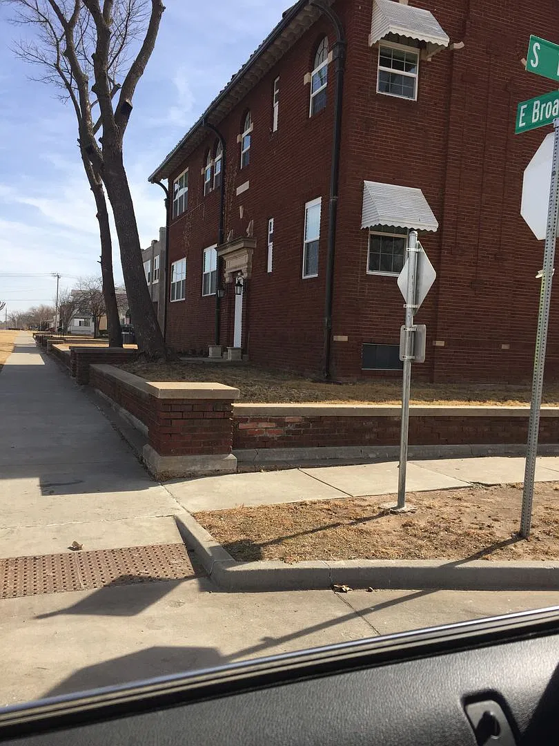 1201 E Broadway Apt L — Photo 2
