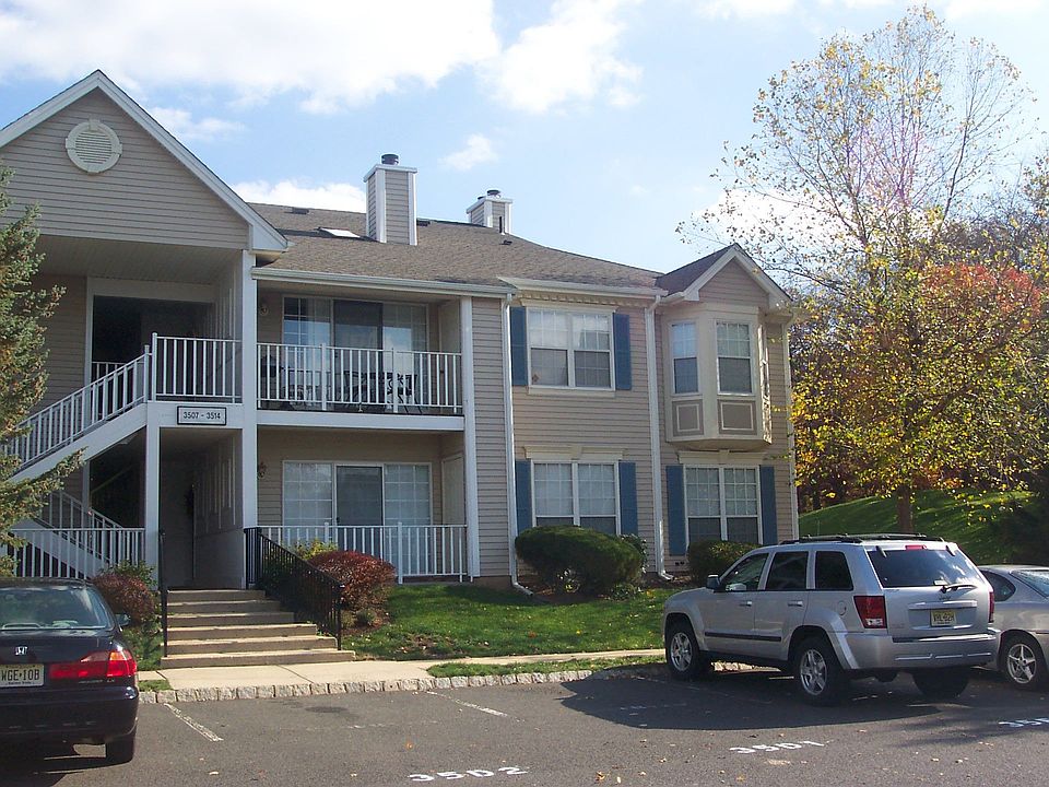 END-UNIT PENTHOUSE IN BEACON HILL!