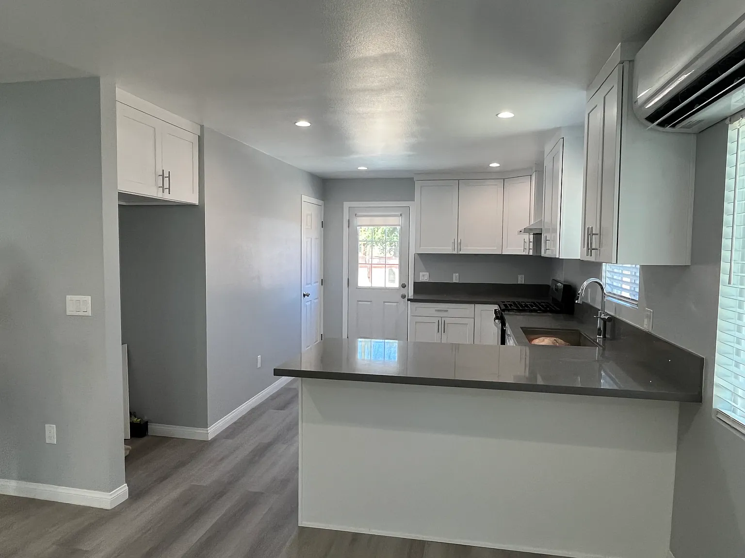 2 bed, 730 sqft, $1,900 — Photo 4