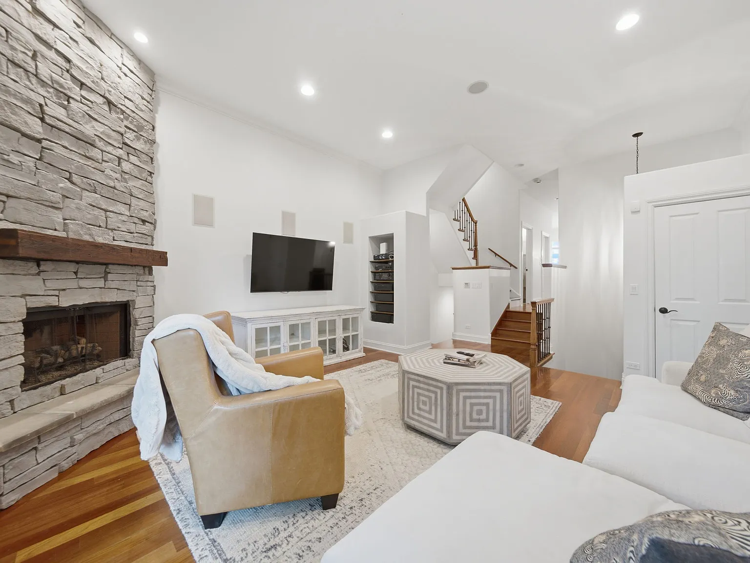 4 bed, 4.5 bath, 3600 sqft, $9,200 — Photo 3