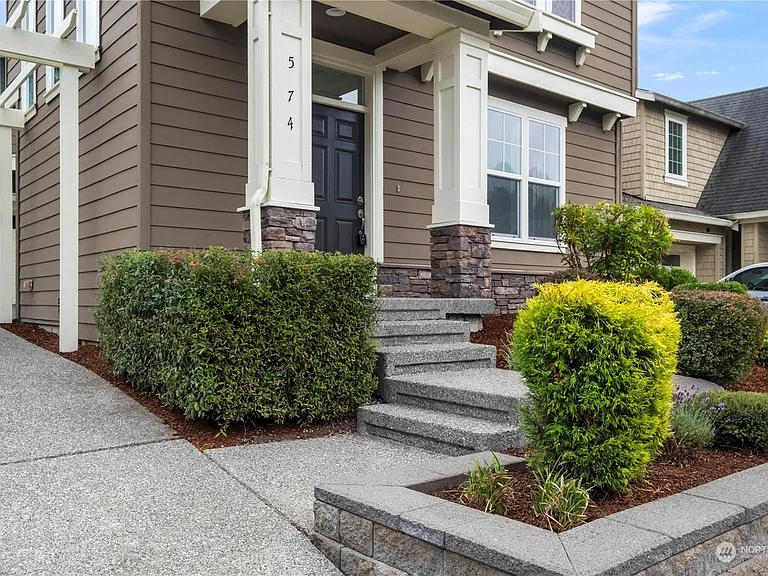 574 Lyons Pl NE — Photo 2