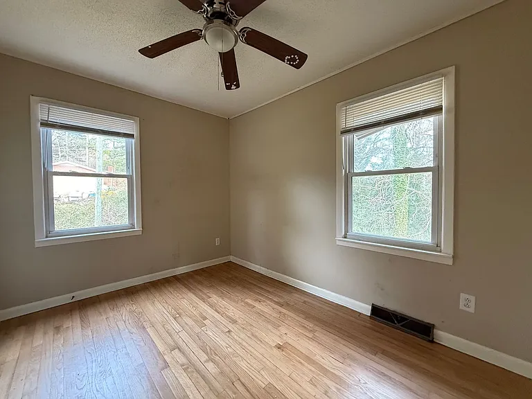 406 N Rutherford St — Photo 7