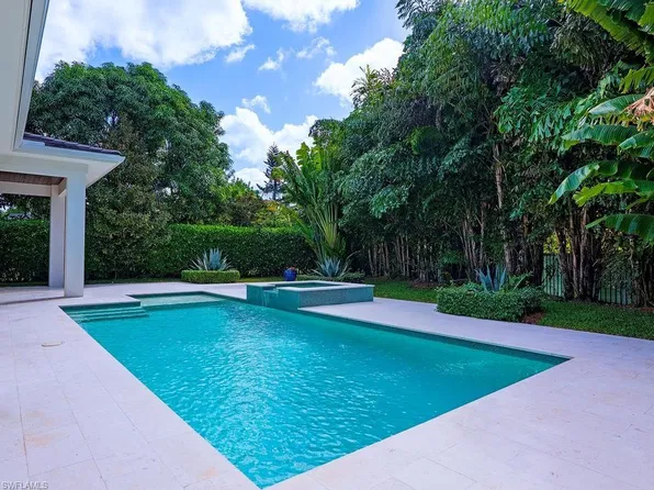 684 Bow Line DR, NAPLES, FL 34103