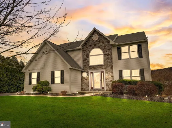 105 Farm View Ct, Douglassville, PA 19518